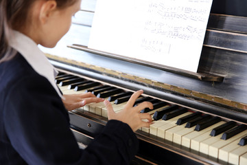 Poster - Attractive little girl plays piano