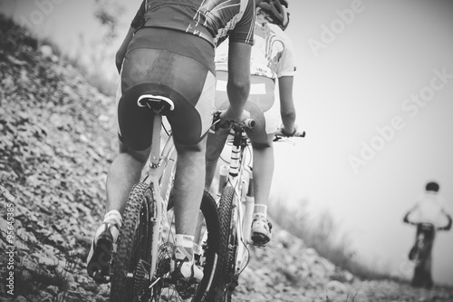 Fototapeta na szkło chłopiec kolarz górski wyścig rowerowy