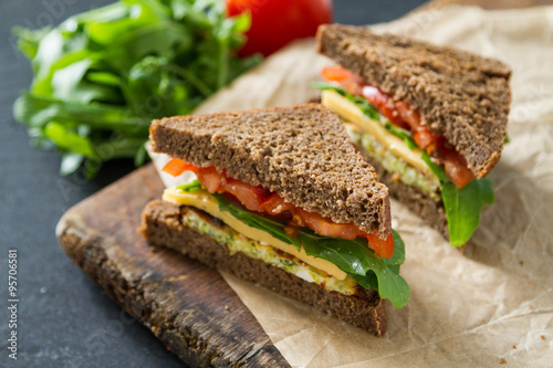 Fotografía Vegan sandwich con ensalada y queso