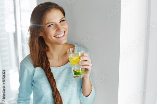 Fotomural Healthy Lifestyle And Food. Woman Drinking Fruit Water. Detox.