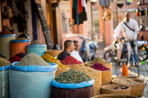 Cuadros en Lienzo Hierbas marroquí callejón en la Medina de Marrakech