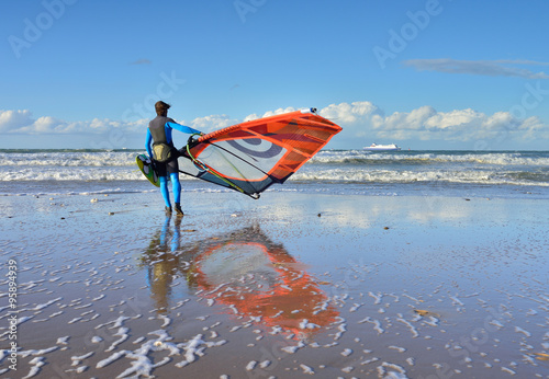 Obraz Dibond windsurferzy dostają się do wody