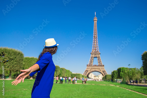 Zdjęcie XXL Młoda kobieta ma zabawy tło wieżę eifla w Paryż