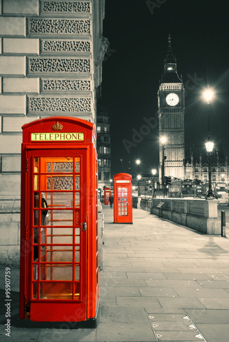 londynska-ulica-i-zerwona-budka-telefoniczna