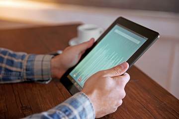 Poster - Young man using his tablet-pc, close up