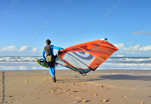 Obraz Dibond surfer wchodzący do wody