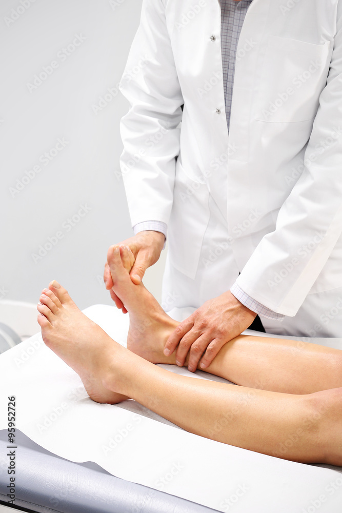 Złamanie kości stopy.Lekarz ortopeda, rehabilitant bada nogę pacjenta - obrazy, fototapety, plakaty 