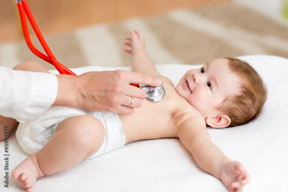 Baby having it's heartbeat checked by doctor pediatrist - obrazy, fototapety, plakaty 