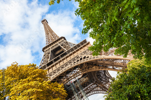 Plakat Tour Eiffel w Paryżu, niski kąt widzenia