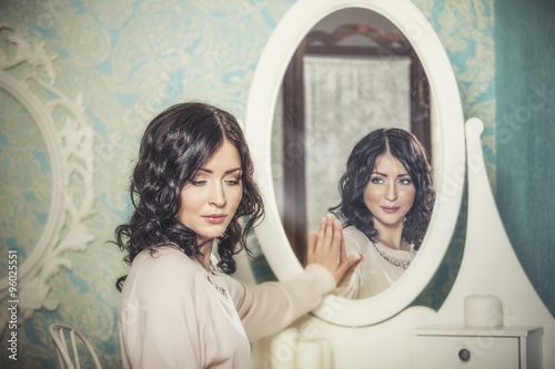 Fotografía Hermosa mujer en el espejo refleja las sonrisas mágicamente