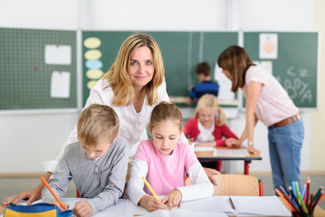 Canvas Print - lehrerin im unterricht in der grundschule