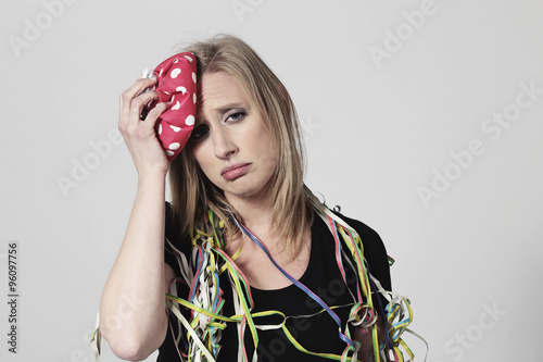 Fotografie, Obraz femme ayant la gueule de bois après une fête