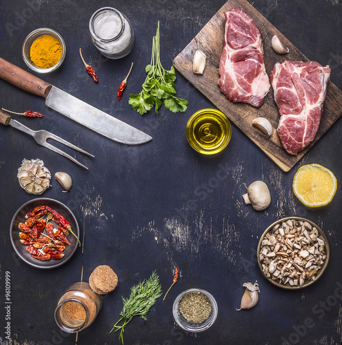 Fotografía ingredients for cooking pork steak seasoning, oils, knife and fork place for tex