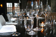 © Carmela - sfeervol gedekte tafel met wijnglazen, borden en bestek in een restaurant