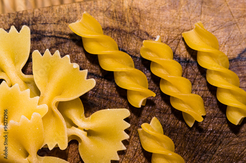 Fotografie, Obraz tipi di pasta: farfalle e fusilli. Close-up
