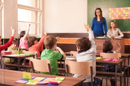 Fotografía Los niños en la escuela primaria son criados a mano en Clasroom