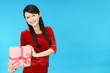 © Liza5450 - プレゼントを持つ笑顔の女性