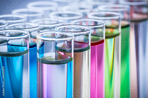 Cuadros en Lienzo Productos químicos de colores en tubos de ensayo