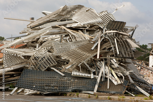 Fotografía Twisted Metal y los escombros sean apilados en Sitio de demolición