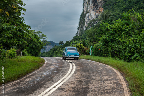 Obraz w ramie American oldtimer drive on Cuban road