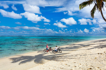 Poster - Family on bike ride