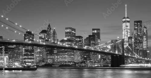 Naklejka na drzwi Black and white Manhattan waterfront at night, NYC.