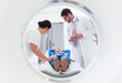 Arzt, Patientin und Krankenschwester bei CT Tompgraphie im Krankenhaus, Bild durch die Röhre des Geräts