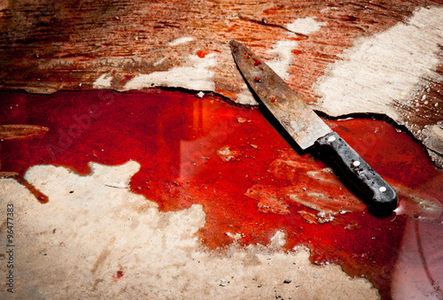 Fotografía Imagen conceptual de un cuchillo afilado con la sangre en el piso