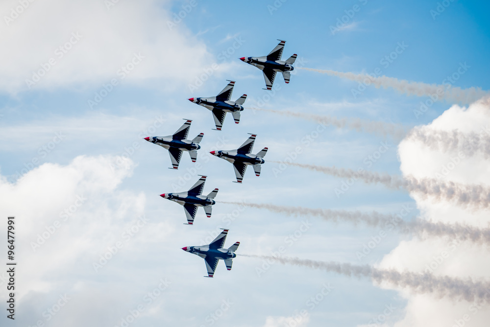USAF F-16 Thunderbirds Flying Above the Clouds - obrazy, fototapety, plakaty 