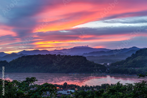 zachod-slonca-nad-rzeka-mekong-mount-phousi