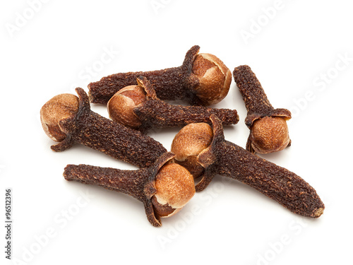 Fotografie, Obraz Makro detailní záběr na organické černé hřebíček (Syzygium aromaticum) na bílém pozadí