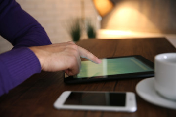 Wall Mural - Young man using his tablet-pc, close up