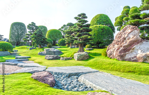 Plakat Japoński ogród bonsai w Wietnamie z wieloma cyprysami, sosnami były wiecznymi aranżacjami rzemieślników w połączeniu z ogrodami skalnymi, do których prowadzi starożytna wielokolorowa ładna droga