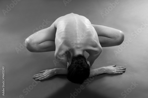 Naked yoga. Beautiful sexy body of young woman on gray background Billede på lærred
