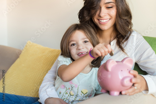 Fotografía Madre e hija ahorrar dinero