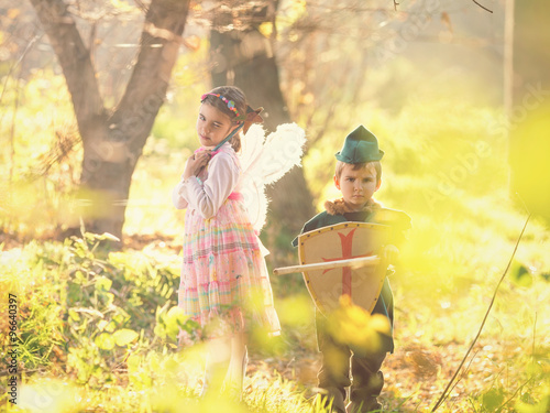 Zdjęcie XXL Słodkie małe dzieci przebrane za rycerza i bajki chodzenia po lesie