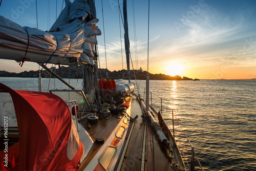 Fotomural Puesta de sol de barco de vela