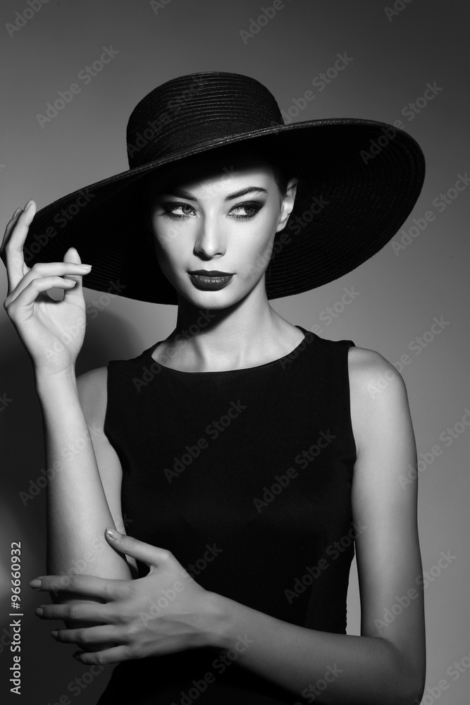 Black and white portrait of elegant woman - obrazy, fototapety, plakaty 