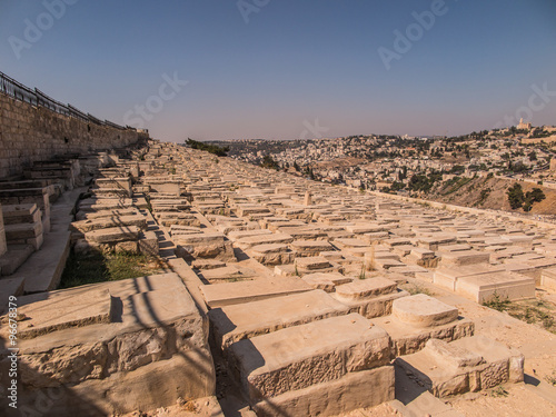 Fotografía JERUSALEM, ISRAEL - July 13, 2015: Old jewish graves on the mount of olives in J