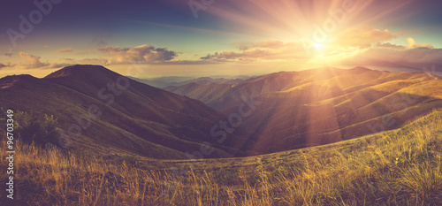 panoramiczny-pejzaz-jesieni-w-gorach-w-blasku-slonca