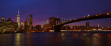Fototapeta  - Panorama mit Brooklyn Bridge bei Nacht 2