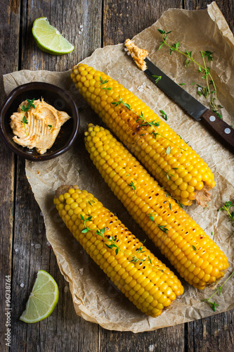 Láminas Grilled maíz con ajo y mantequilla de chile