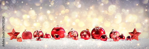 Fotografía Vintage Christmas Baubles On Snow With Golden Lights