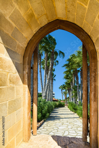 Nowoczesny obraz na płótnie arch door on the palm alley