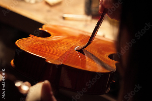 Zdjęcie XXL Ostatnie dotknięcie. Włoska skrzypaczka, która maluje skrzypce, które stworzyła w sklepie neapolitańskim