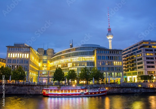 panorama-berlina-z-brzegu-rzeki-noca-widok-na-statek-i-berliner-fernsehturm