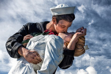 Sailor And Nurse While Kissing Statue San Diego