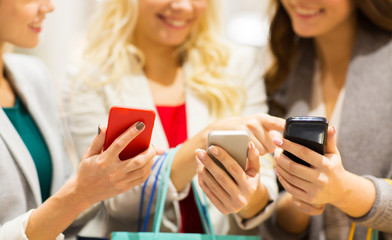 Canvas Print - happy women with smartphones and shopping bags