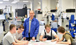 © industrieblick - Meister in der Berufsausbildung mit Azubis im Bereich Metallverarbeitung- CNC Technik