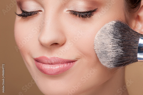 Fotografía Pretty female model is receiving facial treatment